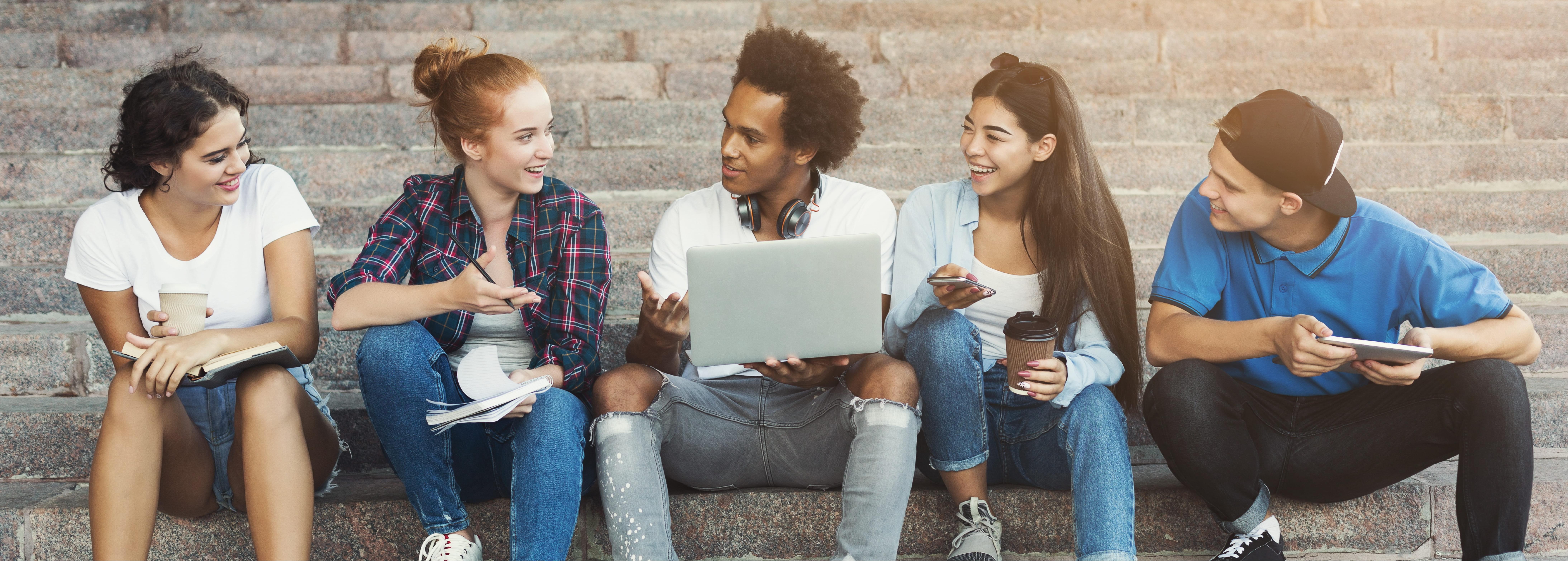 Fünf Studenten unterhalten sich